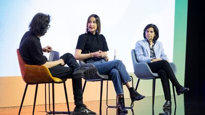 Jaime García Cantero entrevista a Verónica Bolón Canedo, investigadora de la Universidad de La Coruña (centro); y Alicia Troncoso, catedrática de la Universidad Pablo de Olavide.