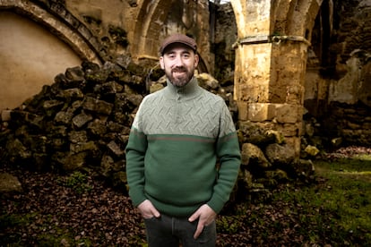 El director de la asociación Cluny Ibérica, Zoilo Perrino, en el interior de la iglesia del monasterio de San Salvador, en Nogal de las Huertas, uno de los más antiguos del románico palentino, el 17 de febrero.