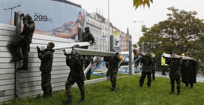 Soldados checos colocan las barreras de seguridad para evitar las inundaciones en el centro histórico de Praga.