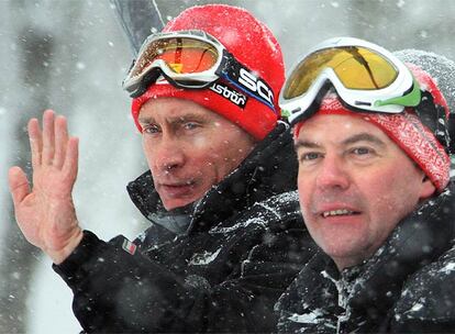 El presidente ruso Dimitri Medvédev y Vladímir Putin han compartido una jornada de esquí en la localidad de Sochi, que albergará los Juegos Olímpicos de Invierno en 2014