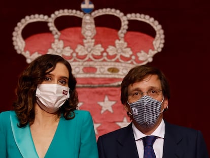 La presidenta de la Comunidad de Madrid, Isabel Díaz Ayuso y el alcalde de Madrid, José Luis Martínez-Almeida, posan en los actos conmemorativos del 43º aniversario de la Constitución Española, en la Puerta del Sol, el pasado viernes.