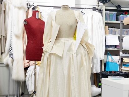 Un vestido a medio hacer en el taller de costura de la compañía.