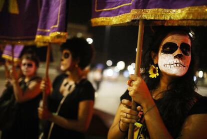 Mujeres activistas marchan en una manifestación en favor del aborto en Río de Janeiro (Brasil)