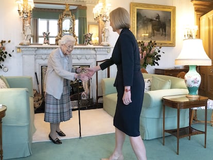 Isabel II ha recibido este martes a Liz Truss en el castillo de Balmoral, donde le ha encargado la formación de un nuevo Gobierno en su nombre