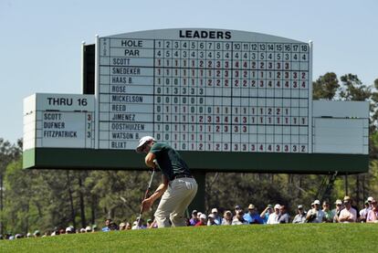 Adam Scott patea con el marcador al fondo.