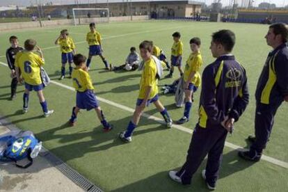 Algunos niños de la escuela de fútbol del Villarreal, dispuestos a iniciar un entrenamiento.