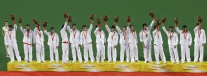 La selección española de hockey hierba celebra la medalla de plata