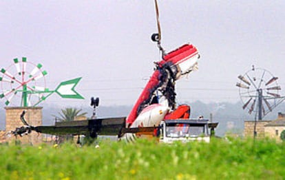 Estado en que quedó el aparato bimotor turbohélice que se estrelló ayer en el aeropuerto de Palma.