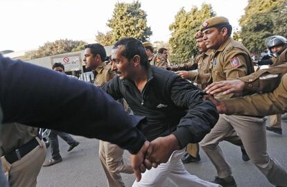 Agentes de polica escoltan a un taxista de la compa?a Uber, Shiv Kumar Yadav (c), acusado de violar a una clienta en Nueva Delhi (India). Las autoridades de la ciudad de Delhi han prohibido el servicio de taxi privado Uber. La legislacin india obliga a pedir una verificacin a la Polica antes de contratar a un conductor para realizar servicios de taxi, lo que habra incumplido la empresa estadounidense.