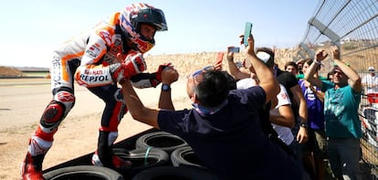 Márquez celebra la victoria con la afición en Alcañiz.