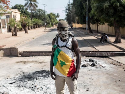 Un joven manifestante partidario de la oposición envuelto en una bandera de Senegal durante las protestas vividas el pasado 16 de mayo en Ziguinchor.