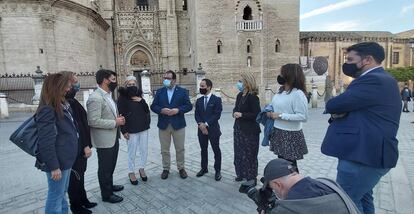 El candidato perdedor del congreso, Juan Ávila, con sus partidarios en el centro de Sevilla.