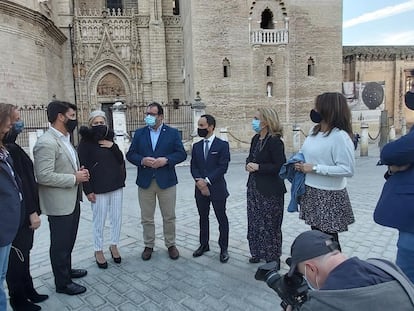 El candidato perdedor del congreso, Juan Ávila, con sus partidarios en el centro de Sevilla.