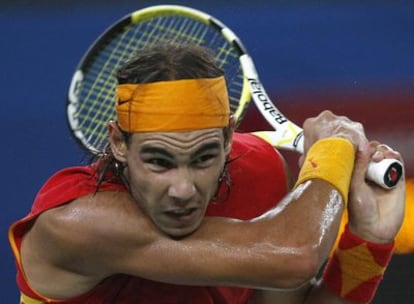Rafael Nadal golpea con ímpetu la pelota