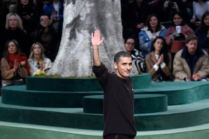 Felipe Oliveira Baptista saluda en su último desfile en Lacoste el pasado mes de febrero.