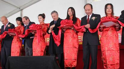 De izquierda a derecha, el promotor Yong Ping, el alcalde de Fuenlabrada, Manuel Robles, el ministro de Fomento, José Blanco y el director del centro comercial, Ly Rulong, rodeados de azafatas, inauguran ayer el parque empresarial Plaza de Oriente, en Fuenlabrada.