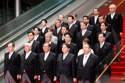 El primer ministro japonés, Shigeru Ishiba, en el centro en primera fila, posa con su gabinete en la primera foto de familia del nuevo ejecutivo.