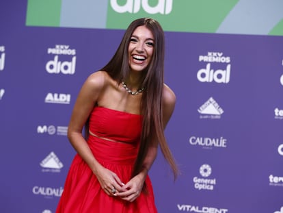 Ana Guerra, que actuará en la gala, en la alfombra verde los Premios Dial.