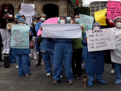 Trabajadores del sector salud frente a Palacio Nacional exigieron contratos sin irregularidades y más fuentes de empleo, el 10 de enero de 2022.