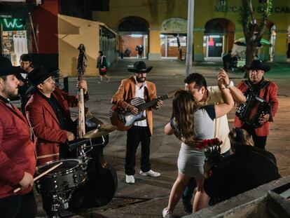 Bailando al son de los mariachis.