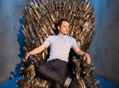 Elijah Wood, de 'El señor de los Anillos' también es adicto a la serie de HBO. Cuando fue a visitar el set de rodaje en Belfast no dudó en sentarse en el Trono de Hierro original.