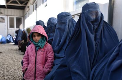 Mujeres esperan para pasar consulta postnatal y de planificación familiar en un hospital de MSF en Kabul (Afganistán).