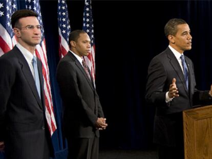 El presidente electo comunica a los periodistas los nombramientos de Peter Orszag y Rob Nabors (detrás de Obama), ayer en Chicago.