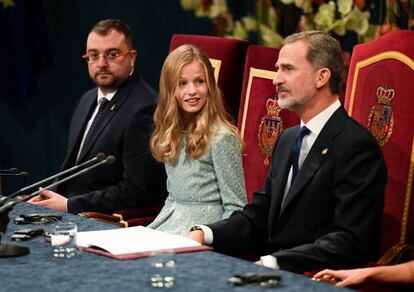 La princesa Leonor y Felipe VI, en uno de los numerosos gestos de complicidad que han protagonizado durante la ceremonia de entrega de los Premios Princesa de Asturias.