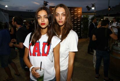 Las modelos Zhenya Katava y Neus Bermejo, del casting oficial de 080 Barcelona Fashion