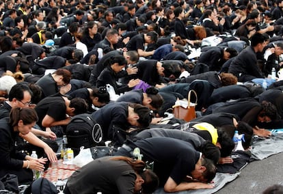 Una multitud asiste a la ceremonia de la cremación del rey Bhumibol Adulyadej, en el Crematorio Real en Sanam Luang en Bangkok, Tailandia.