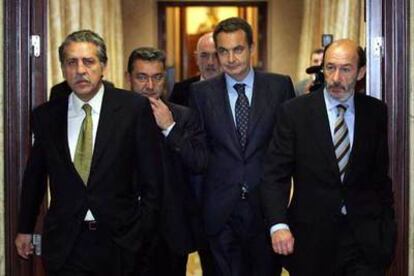 Diego López Garrido, José Luis Rodríguez Zapatero y Alfredo Pérez Rubalcaba, en el Congreso.