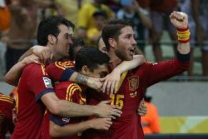 Jugadores espa&ntilde;oles celebran tras vencer a Italia por penaltis durante la semifinal de la Copa Confederaciones.