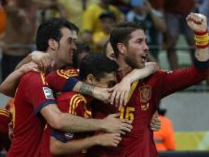 Jugadores espa&ntilde;oles celebran tras vencer a Italia por penaltis durante la semifinal de la Copa Confederaciones.