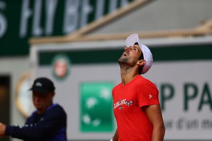 Djokovic, en un entrenamiento de esta semana. / @ROLANDGARROS