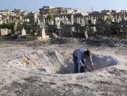 Un hombre inspecciona el agujero que ha dejado un ataque a&eacute;reo del r&eacute;gimen sirio en Idlib. 