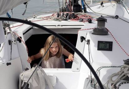 La infanta Sofía sube hasta la cubierta de un barco de vela después de posar para las fotos de familia antes de la última etapa.