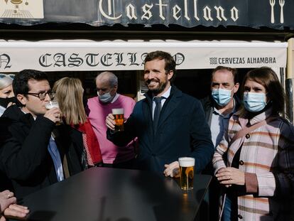 En el centro, el presidente del PP, Pablo Casado, toma una cerveza con varios cargos populares, en Soria, el pasado viernes.