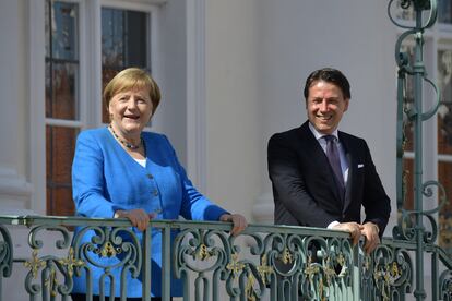 La canciller alemana, Angela Merkel, y el primer ministro italiano, Giuseppe Conte, a las afueras de Berlín el pasado julio.