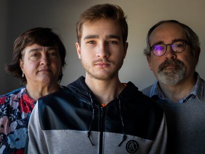 Dani Río con sus padres, Carlos y Paz, en su piso de Palma de Mallorca.