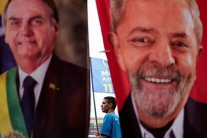 Este martes, en Brasilia, carteles de los dos candidatos favoritos para las elecciones presidenciales del 2 de octubre de este año.