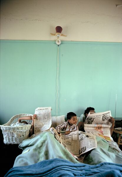 'Domingo por la mañana: una familia no blanca viviendo ilegalmente en la zona de Hillbrow, Johannesburgo' (1978).