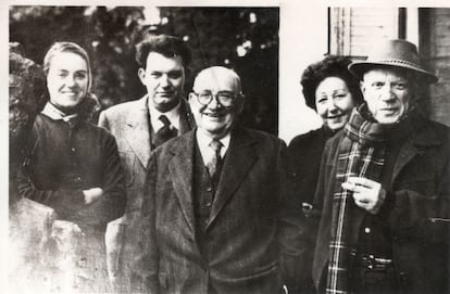 Jacint Reventós Bordoy, con su mujer Maria y sus hijos Jacint y Maria Rosa, visitan a Picasso en Cannes, en febrero de 1956.