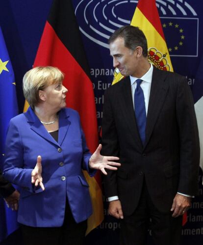 El rey Felipe conversa con la canciller alemana, Angela Merkel, con quien mantuvo una reunión en Estrasburgo.