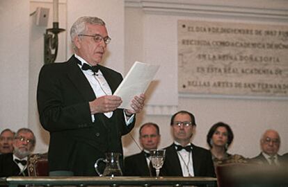 Víctor Nieto Alcaide, durante la lectura de su discurso.