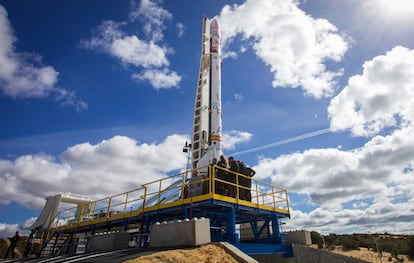 El Miura 1, el cohete diseñado y construido por la empresa ilicitana PLD Space, no fue finalmente lanzado al espacio este miércoles desde Moguer (Huelva), al no contar con la meteorología adecuada para garantizar la seguridad en tierra y en vuelo requeridas, ya que había rachas de viento en altura de más de 20 kilómetros por hora. Se trata de la segunda ocasión en que ha sucedido esto, después de que a principios de la semana pasada tuviera que hacerse lo mismo, también por no contar con las condiciones meteorológicas adecuadas, en ese caso debido a la lluvia. Aún no se ha fijado fecha para un próximo lanzamiento.