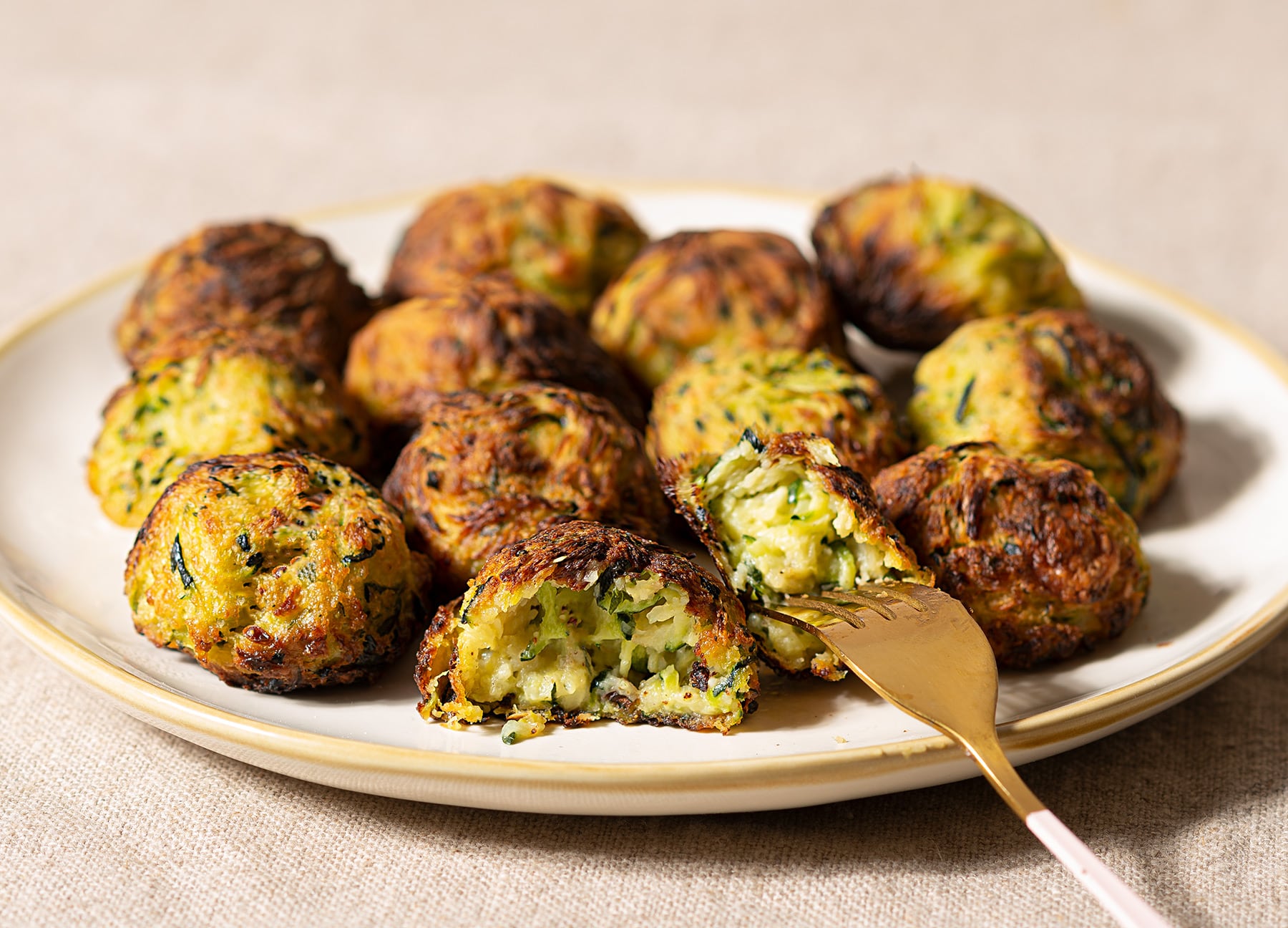 Bolitas de calabacín, la receta de albóndigas de verduras que no hace falta freír