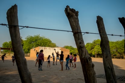 Jóvenes juegan en equipo en un patio en El Chaco (Argentina).