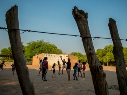 Jóvenes juegan en equipo en un patio en El Chaco (Argentina).