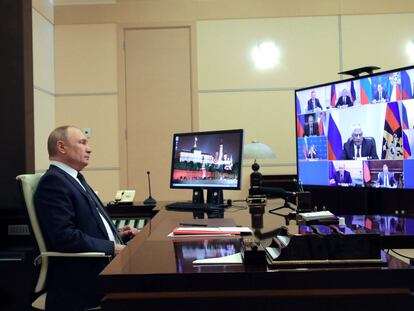 Vladímir Putin dirige una reunión con los miembros del Consejo de Seguridad ruso desde una residencia fuera de Moscú, el pasado viernes.