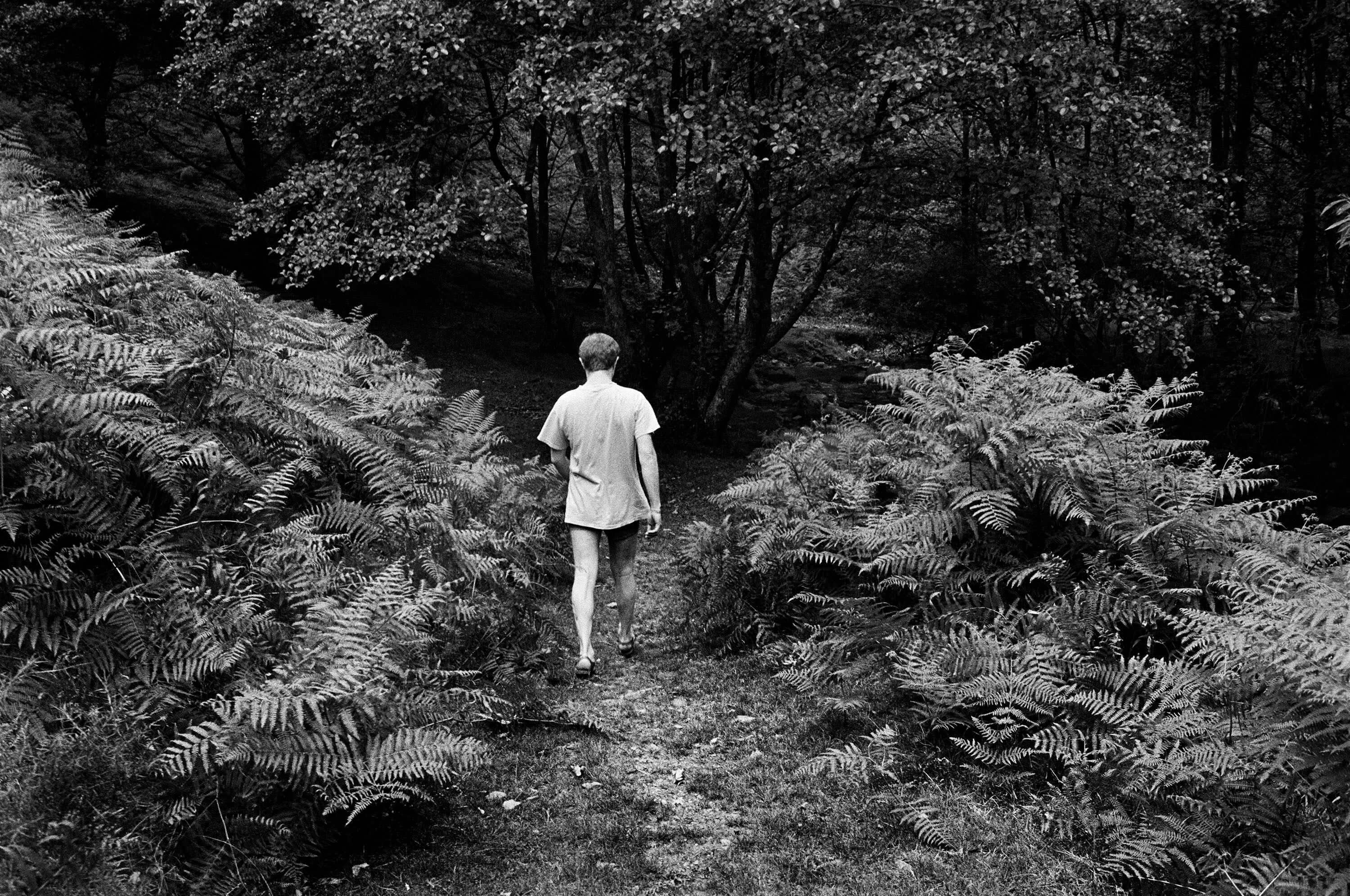 El pintor Vicente Ameztoy, de excursión por la sierra de Aralar. Navarra, 1978.